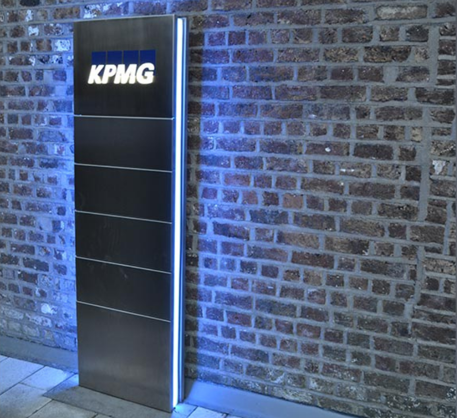 stainless-wayfinding-monolith-second-image-KEWM2000